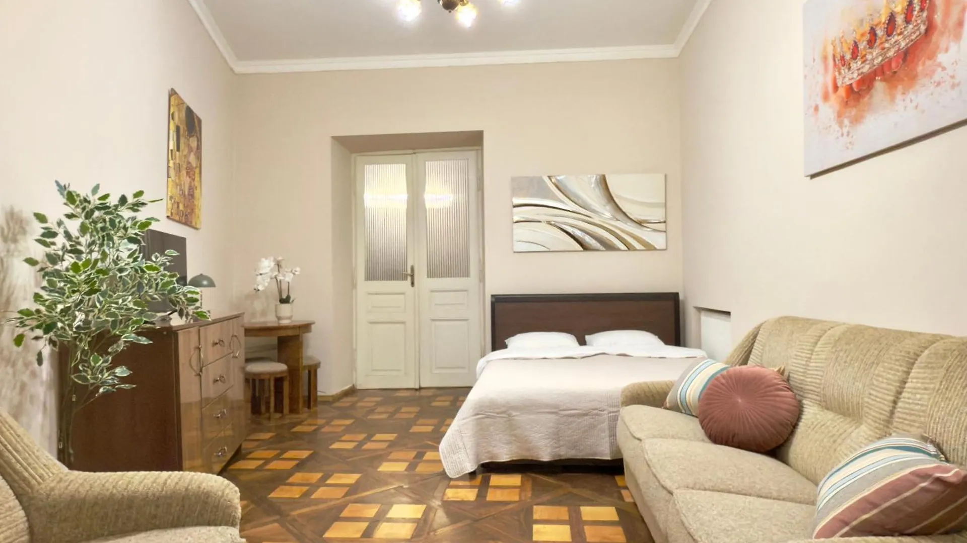 Modern And Classic Apart. Central Location Lvov Ukrajina